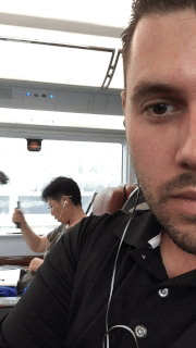 imgur网友TheDaveHughes在中国坐高铁的时候偶遇一位得空放松的朋友，他表示彻底懵了，这干哈呢？？-1