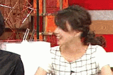 这是日本最有名的女主播加藤绫子在某个节目表演