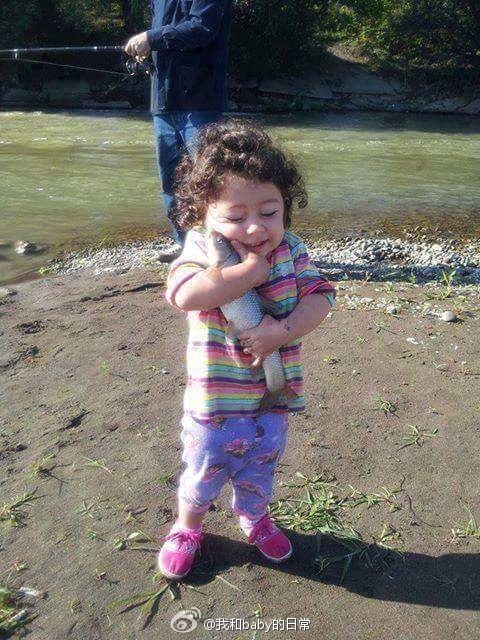 小孩子的幸福真简单，抓到一只鱼就可以开心成这样-1
