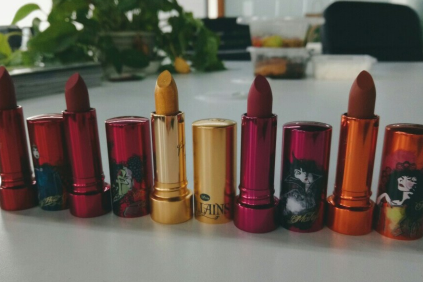 阿芙精油女巫口红礼盒有哪些色号?偏哑光还是珠光? 阿芙精油女巫口红礼盒有哪些色号?偏哑光还是珠光?