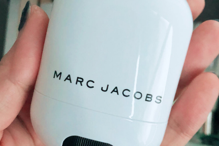 Marc Jacob绿色系妆前粉膏妆感自然吗?适合什么肤质? Marc Jacob绿色系妆前粉膏妆感自然吗?适合什么肤质?