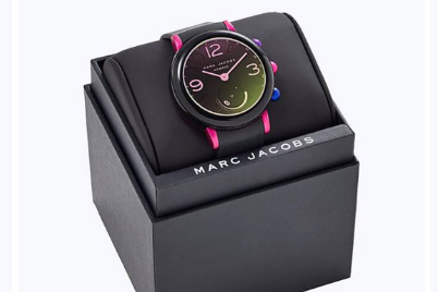 Marc Jacobs电子表不需要充电吗？类似于智能手表吗？-1