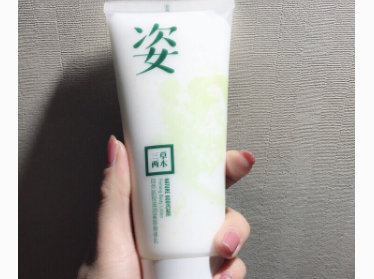三草两木身体乳水润吗？可以软化角质吗？