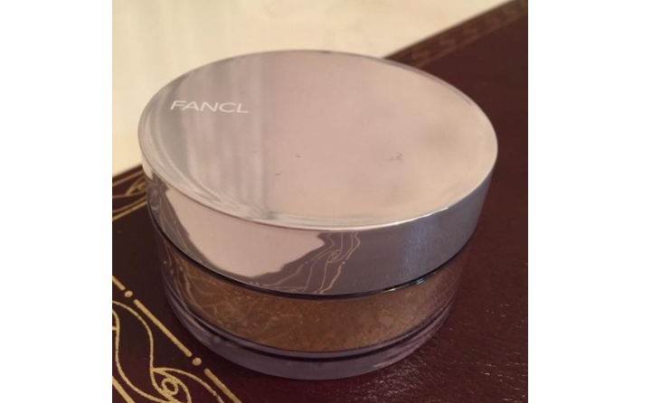 fancl散粉盒中间盖不紧?漏粉吗? fancl散粉盒中间盖不紧?漏粉吗?