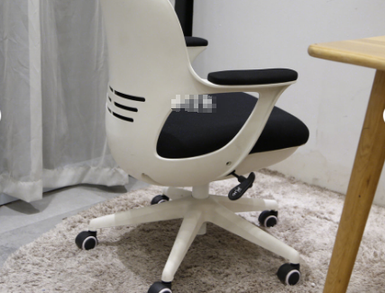 黑白调蛋壳椅造型像蛋壳吗?坐着舒服吗? 黑白调蛋壳椅造型像蛋壳吗?坐着舒服吗?