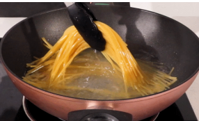锅具太多很麻烦？一口进口炒锅撑起你的厨房