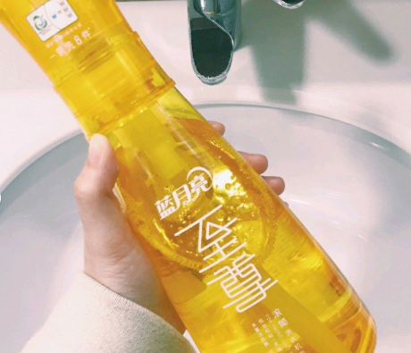 蓝月亮七彩至尊洗衣液图片？好用吗？