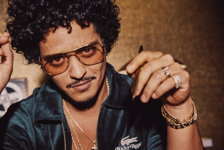 LACOSTE 联手 Bruno Mars 打造春夏限定系列 LACOSTE 联手 Bruno Mars 打造春夏限定系列